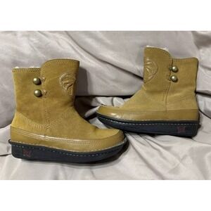 Alegria Boot Tan Suede Size 36 Fleece Inside Side Zip Ankle Boot Design On Front